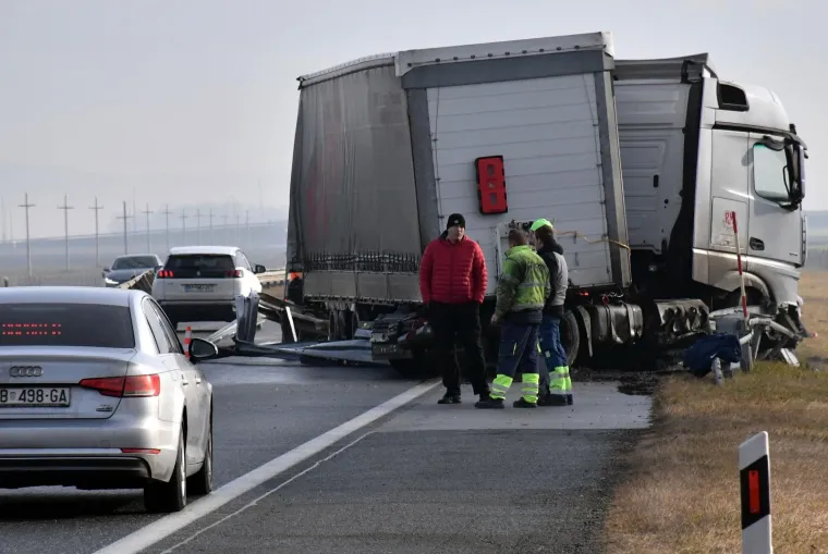 PROMETNA NESREĆA NA AUTOCESTI A3: Sudjelovala su dva kamiona, od kojih je jedan probio ogradu