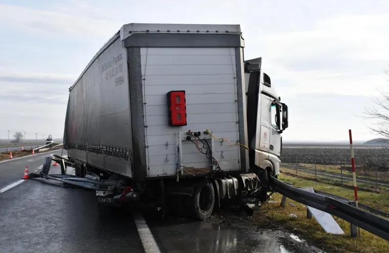 PROMETNA NESREĆA NA AUTOCESTI A3: Sudjelovala su dva kamiona, od kojih je jedan probio ogradu