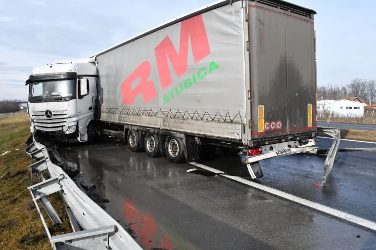 PROMETNA NESREĆA NA AUTOCESTI A3: Sudjelovala su dva kamiona, od kojih je jedan probio ogradu