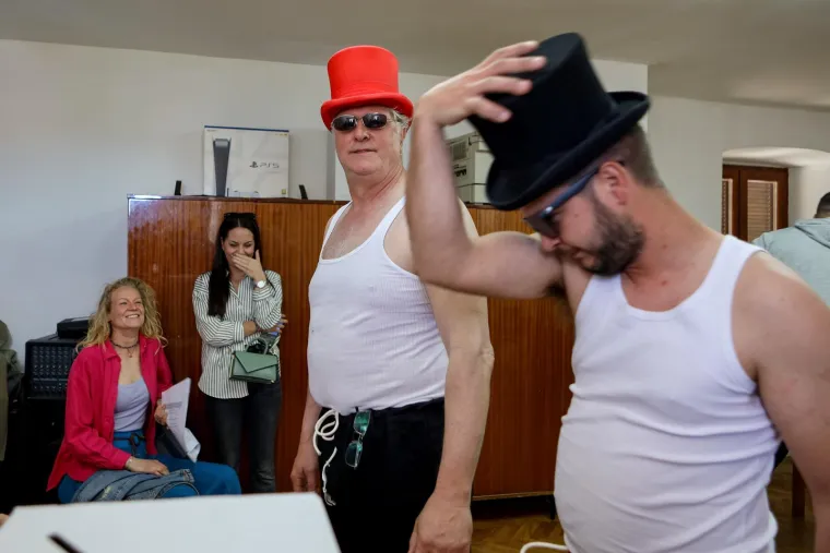 Ričard u svom stilu došao glasati. Bijela potkošulja, bosonog i s crvenim šeširom na glavi