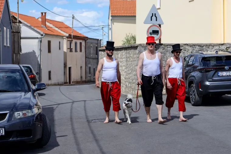 Ričard u svom stilu došao glasati. Bijela potkošulja, bosonog i s crvenim šeširom na glavi