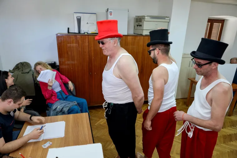 Ričard u svom stilu došao glasati. Bijela potkošulja, bosonog i s crvenim šeširom na glavi