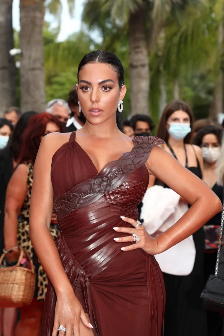 Ronaldova Georgina ponovno zapalila maštu fanovima, sada je pokazala obline u izazovnoj haljini