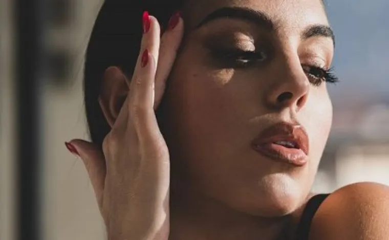 Ronaldova Georgina ponovno zapalila maštu fanovima, sada je pokazala obline u izazovnoj haljini