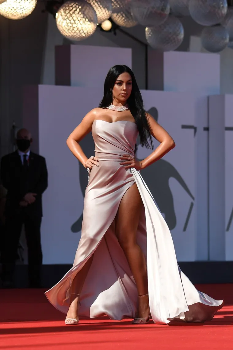 Ronaldova Georgina ponovno zapalila maštu fanovima, sada je pokazala obline u izazovnoj haljini