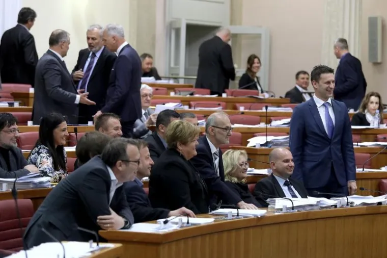MOSTOVCI KAO DJECA U VRTIĆU: Dok pada Vlada, pogledajte s čime se oni zabavljaju na sjednici Sabora