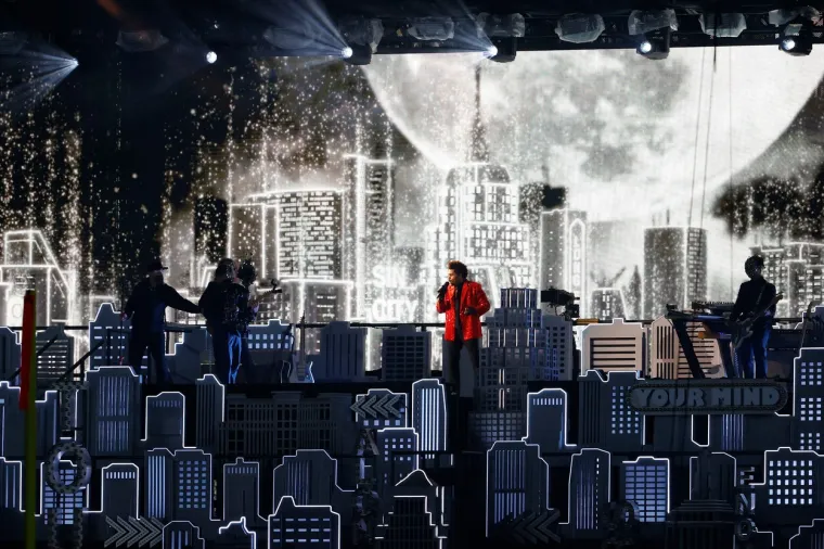 U poluvremenu jednog od najgledanijih sportskih događaja sezone, Super Bowlu 2021. nastupio je kanadski pjevač The Weeknd, dok su country pjevač Eric Church i R&amp;B glazbenica Jazmine Sullivan izveli nacionalnu himnu uoči početka utakmice