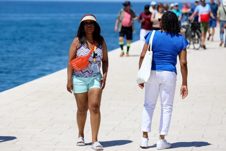'Invazija' stranaca na Zadar: Turisti uživaju u suncu i šetnji rivom