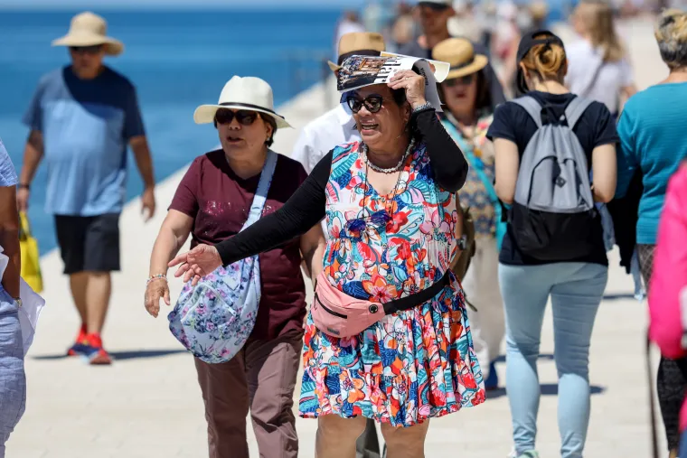 'Invazija' stranaca na Zadar: Turisti uživaju u suncu i šetnji rivom
