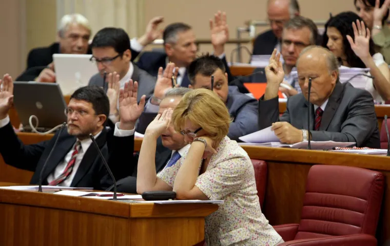 Imamo novi saziv Sabora, prisjetite se tko je žario i palio Markovim trgom dok su Sanader, Kosor i Bebić bili glavni