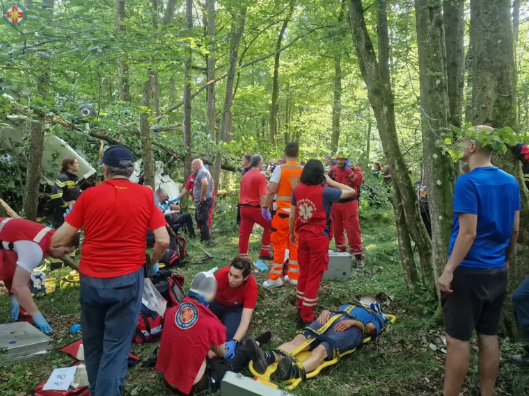 HGSS je objavio dramatične fotografije spašavanja nakon pada zrakoplova kraj Zagreba