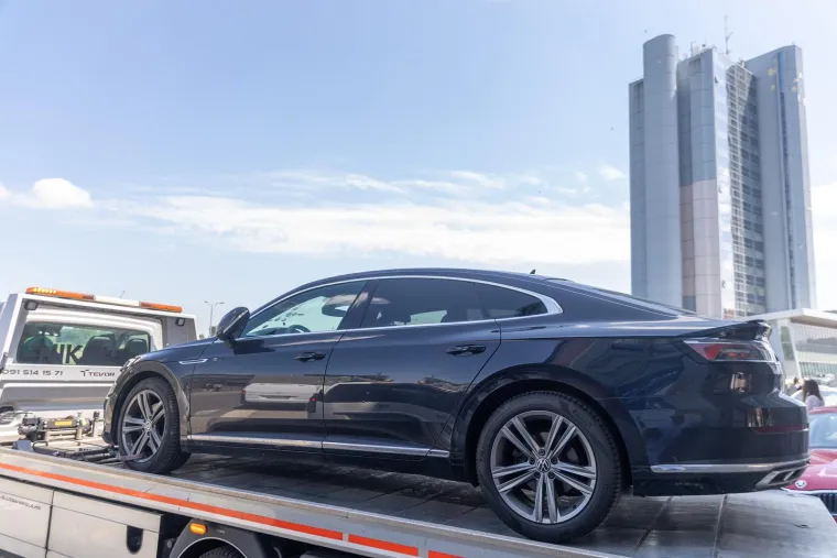Ovo je propucani auto sportskog direktora Osijeka: U staklu su rupe od sedam metaka