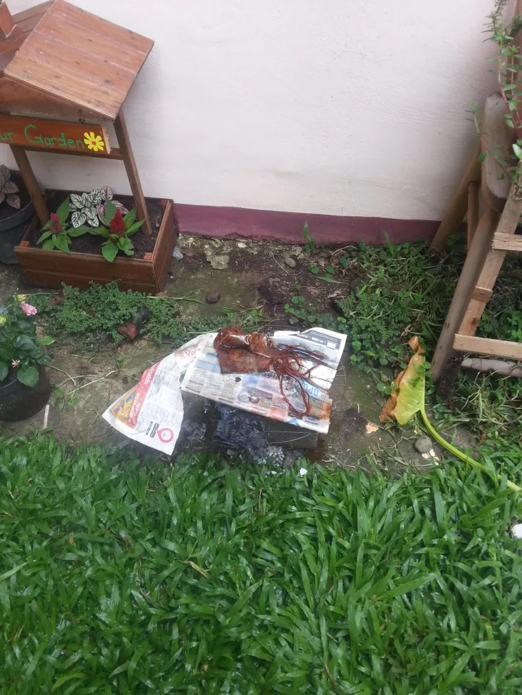 Pozvali su stanodavku i kada su shvatili da niti ona ne zna o čemu je riječ, postalo je jasno da je riječ o nečijem pokušaju bacanja uroka jer su u staklenci bili i uzorak tkanine, vjerojatno od haljine, vlati kose i papirić s natpisom.