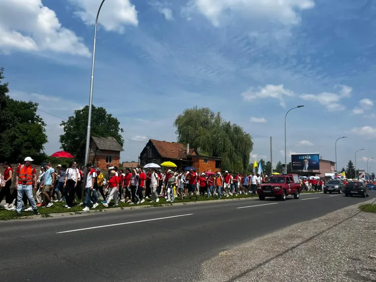 Tisuće vjernika na Antunovskom hodu mladih. Evo kako su ih vatrogasci iznenadili u Sesvetama