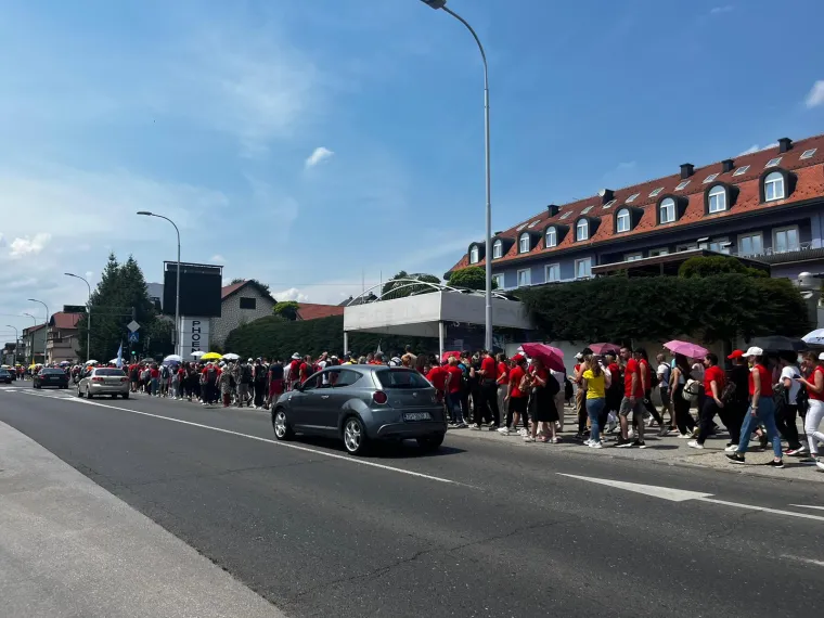 Tisuće vjernika na Antunovskom hodu mladih. Evo kako su ih vatrogasci iznenadili u Sesvetama