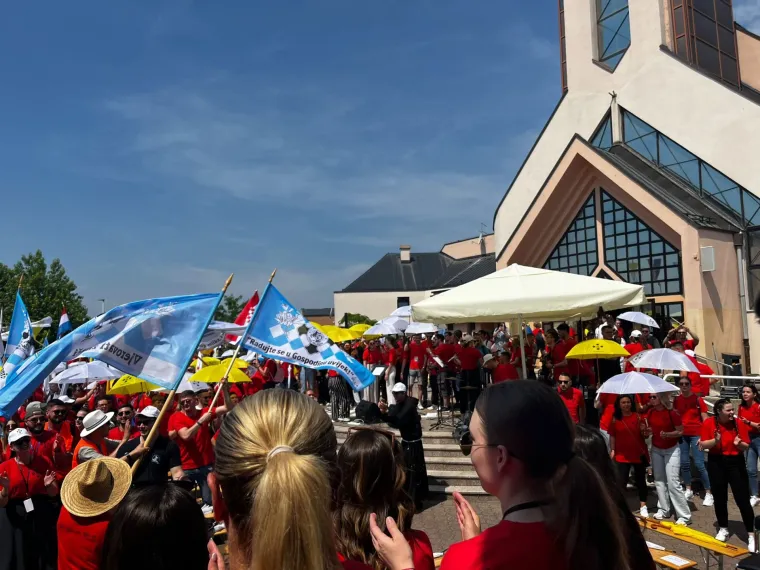 Tisuće vjernika na Antunovskom hodu mladih. Evo kako su ih vatrogasci iznenadili u Sesvetama