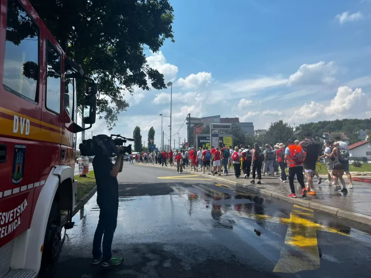 Tisuće vjernika na Antunovskom hodu mladih. Evo kako su ih vatrogasci iznenadili u Sesvetama