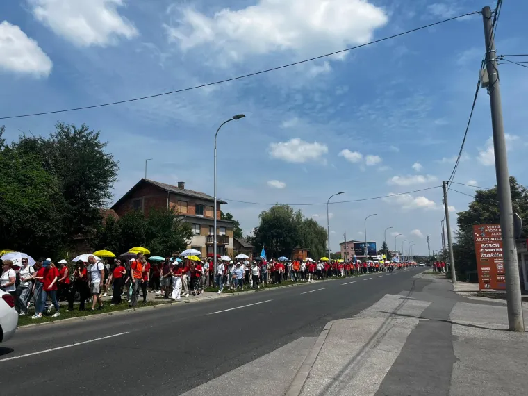 Tisuće vjernika na Antunovskom hodu mladih. Evo kako su ih vatrogasci iznenadili u Sesvetama