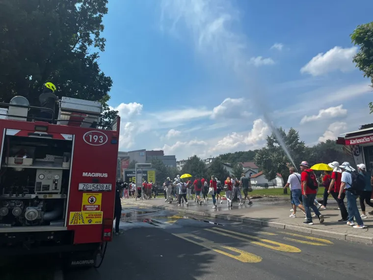 Tisuće vjernika na Antunovskom hodu mladih. Evo kako su ih vatrogasci iznenadili u Sesvetama