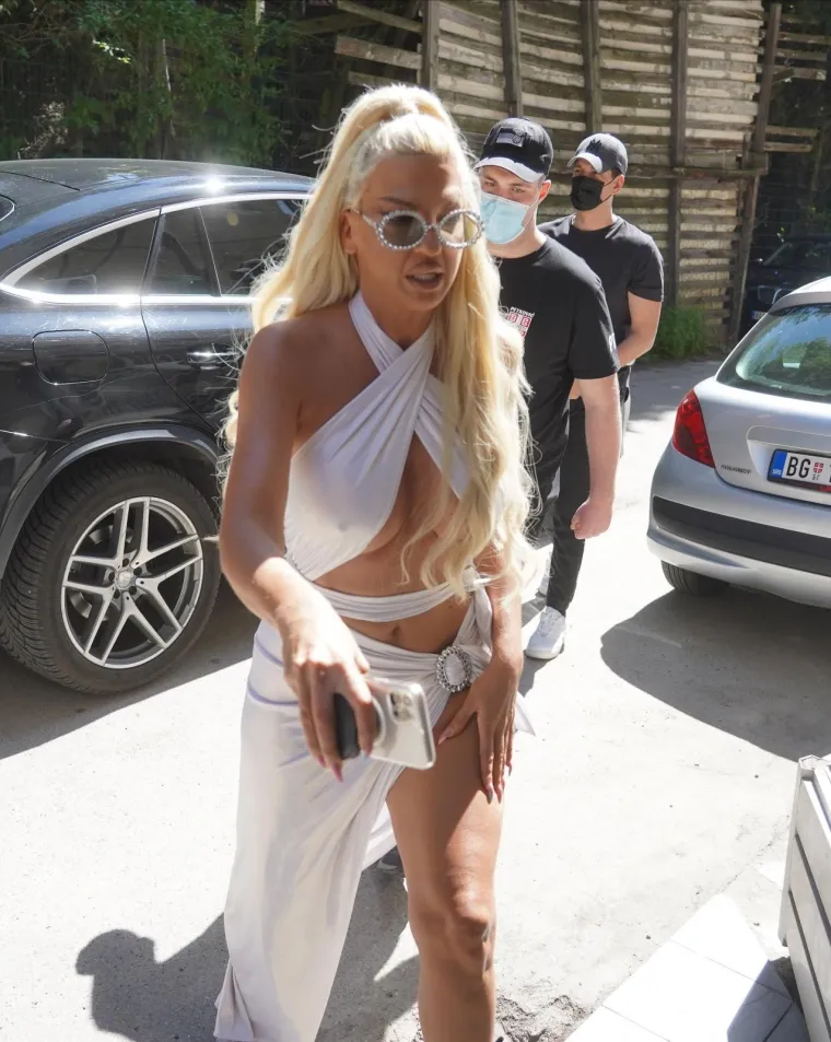 Jelena Karleuša oduvijek je privlačila pozornost seksi lookom i aferama, a najviše voli provocirati razgolićena
