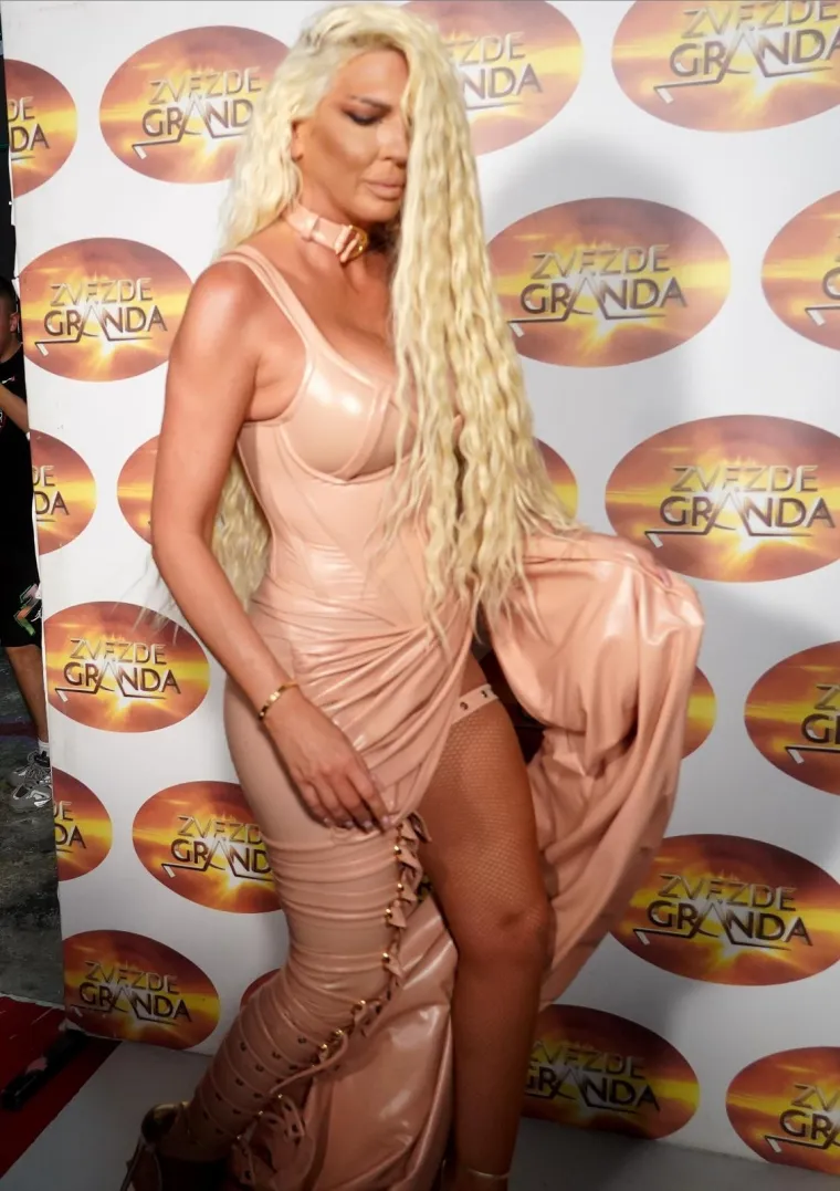 Jelena Karleuša oduvijek je privlačila pozornost seksi lookom i aferama, a najviše voli provocirati razgolićena