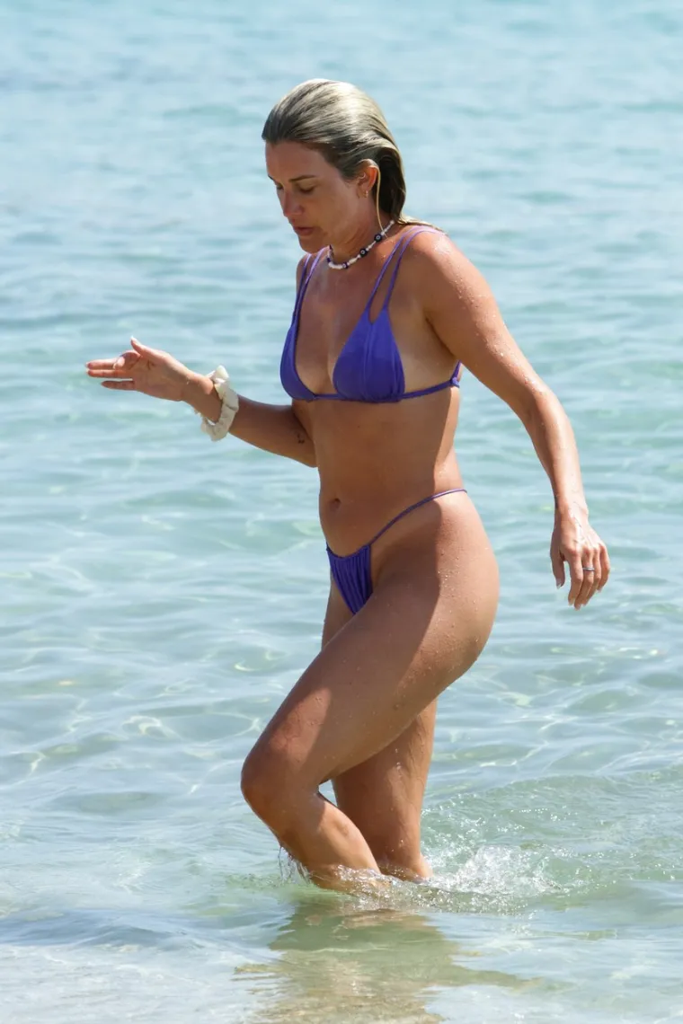 Bikini slavne pjevačice jedva je pokrio njene grudi: A tek tangice! Stoje joj kao salivene