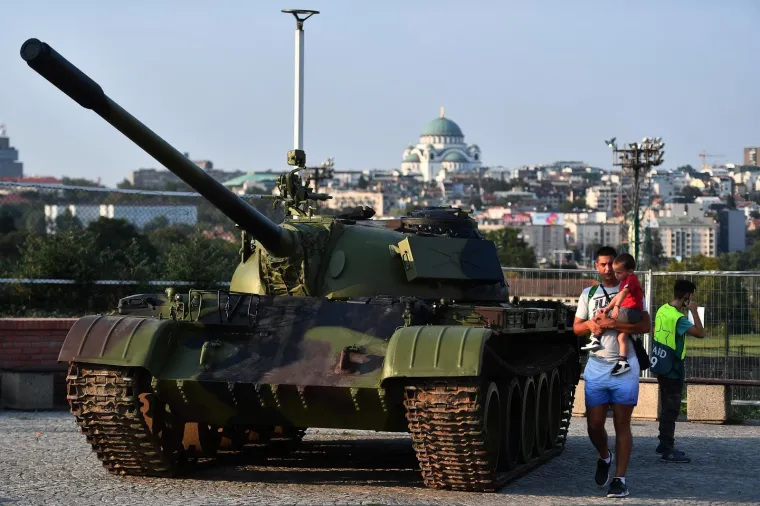 Stari tenk T-55 Jugoslavenske narodne armije postavljen je danas ispred stadiona Crvene zvezde "Rajko Mitić" u Beogradu. Tenk T-55 iz vremena rata s početka devedesetih nije u funkciji i iz njega je sve izvađeno i zavareno.