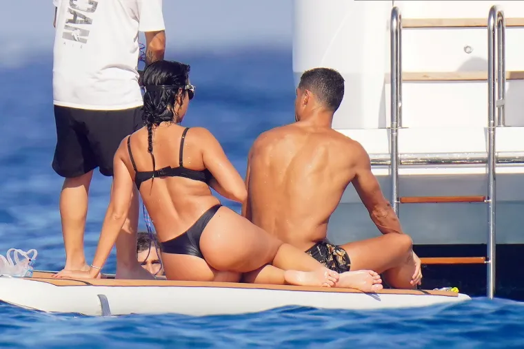 Ronaldova Georgina razgolitila se na suncu i pokazala i malo više nego što se smije