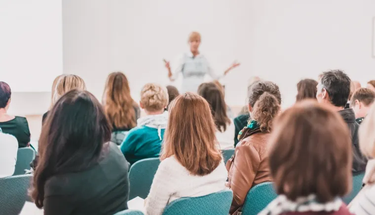 23. Radionice i seminari: Sudjelujte na radionicama i seminarima o temama koje vas zanimaju.