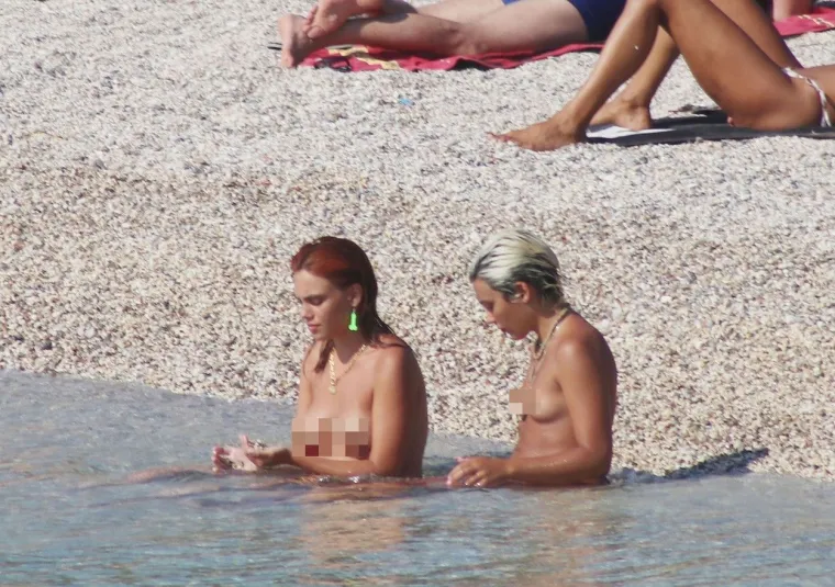 Popularne glumice ćaskale u plićaku potpuno obnaženih grudi: Ni blicevi fotića nisu ih nagnali da odjenu badiće