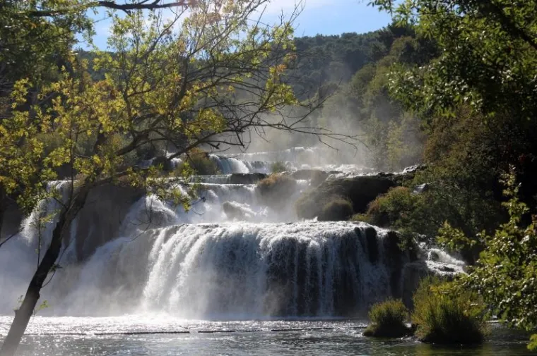 NP KRKA: Gužva kao usred sezone, a mnoge posjetiteljice odlučile se i razgolititi
