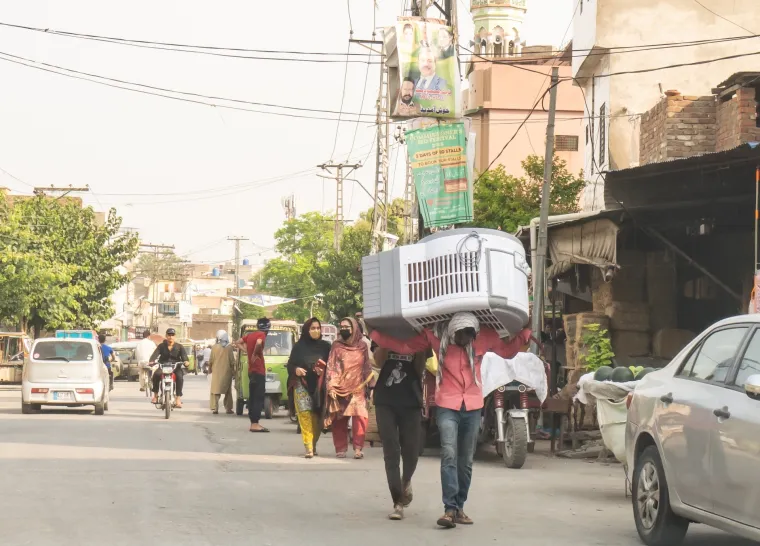  Grad Karachi bio je posebno pogođen, a većina smrtnih slučajeva dolazi iz njega i okolnih područja. Situacija je postala toliko opasna da su vjerske osobe pozvale vjernike da prekinu post ako im to liječnik preporuči zbog zdravlja. Veliki broj smrtnih slučajeva opteretio je gradske mrtvačnice, koje su bile preplavljene s više leševa nego što su mogle obraditi.