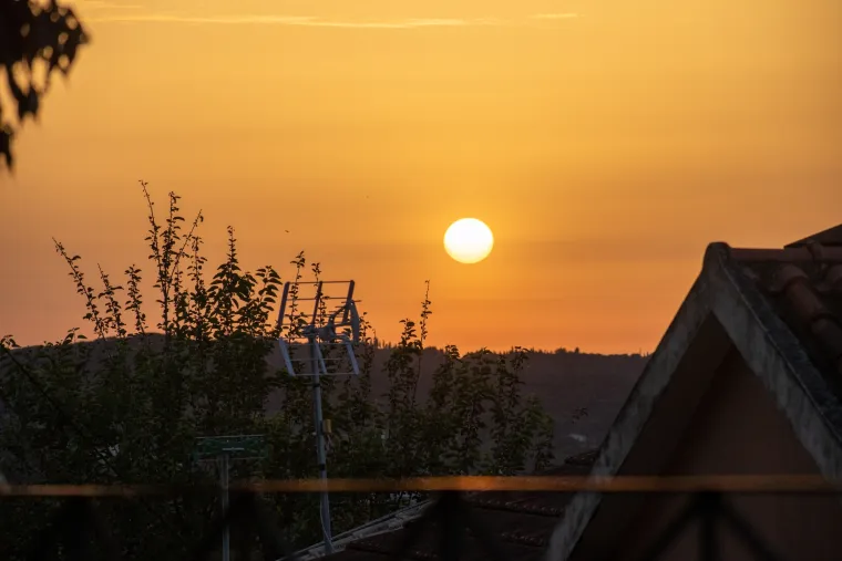 Temperature u Ateni dosegle su 45 stupnjeva Celzijusovih, daleko iznad prosječnih ljetnih temperatura u regiji. Nedostatak klimatizacije u nekim grčkim bolnicama također je povećao broj smrtnih slučajeva, a posebno su teško pogođeni bili stariji ljudi. Toplinski val trajao je više od tjedan dana prije nego što su se temperature vratile u normalu. Ovaj je val primjer negativnog utjecaja ekstremnih klimatskih promjena i podsjeća nas na važnost usvajanja održivih strategija za prilagodbu takvim ekstremnim uvjetima i zaštitu stanovništva.