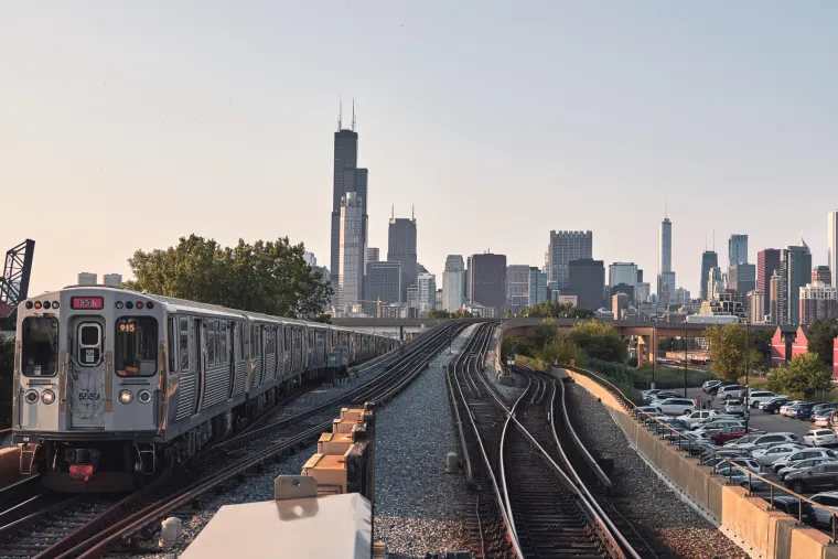 8. Toplinski val u Chicagu: Otprilike 215 ljudi umrlo je 15. srpnja 1995., što ga čini najgorim danom toplinskog vala te godine u Chicagu. Više od 700 ih je izgubilo život do kraja tjedna, a temperature su ostale iznad 32 stupnjeva Celzijusova, dok je nekoliko dana bilo više od 37 stupnjeva.