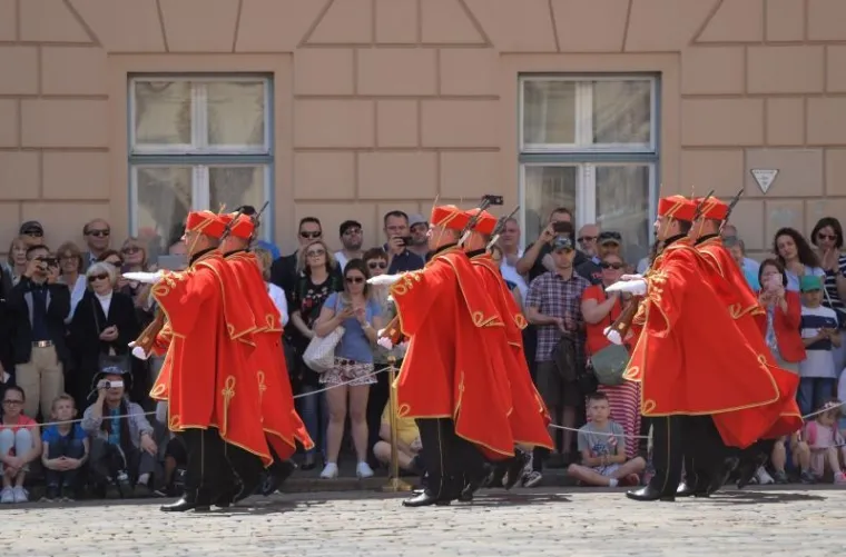 VELIKA SMJENA STRAŽE ISPRED BANSKIH DVORA: Premijer Plenković na ceremoniju doveo sina Marija
