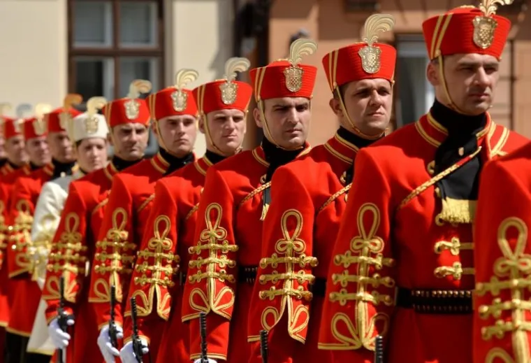 VELIKA SMJENA STRAŽE ISPRED BANSKIH DVORA: Premijer Plenković na ceremoniju doveo sina Marija