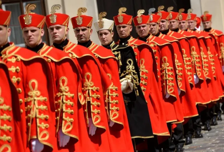 VELIKA SMJENA STRAŽE ISPRED BANSKIH DVORA: Premijer Plenković na ceremoniju doveo sina Marija