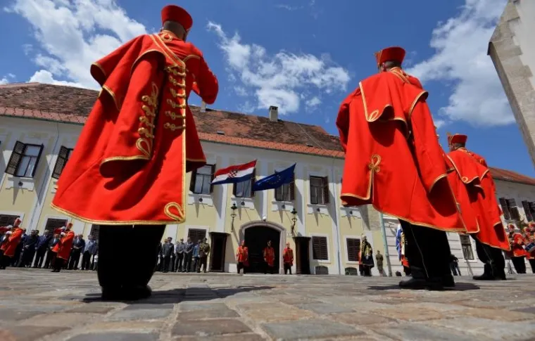 VELIKA SMJENA STRAŽE ISPRED BANSKIH DVORA: Premijer Plenković na ceremoniju doveo sina Marija