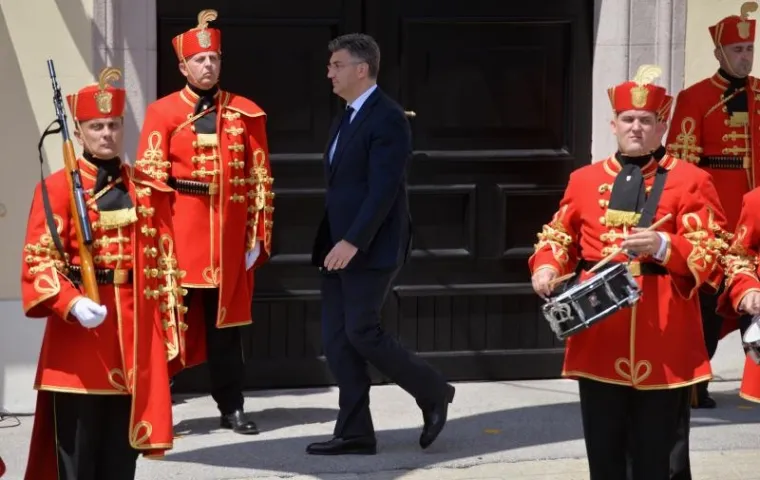 VELIKA SMJENA STRAŽE ISPRED BANSKIH DVORA: Premijer Plenković na ceremoniju doveo sina Marija