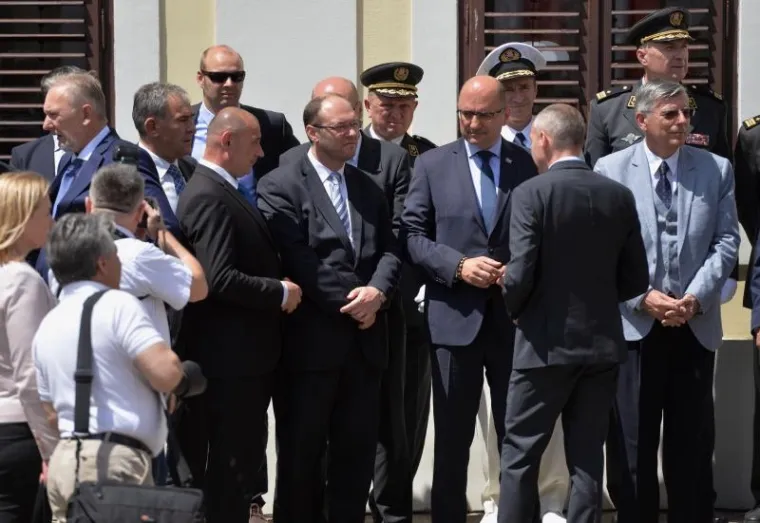 VELIKA SMJENA STRAŽE ISPRED BANSKIH DVORA: Premijer Plenković na ceremoniju doveo sina Marija