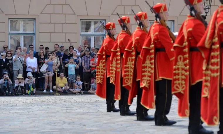 VELIKA SMJENA STRAŽE ISPRED BANSKIH DVORA: Premijer Plenković na ceremoniju doveo sina Marija