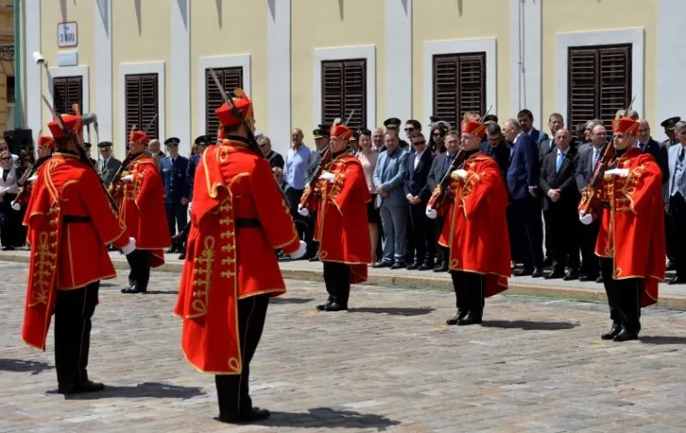 VELIKA SMJENA STRAŽE ISPRED BANSKIH DVORA: Premijer Plenković na ceremoniju doveo sina Marija