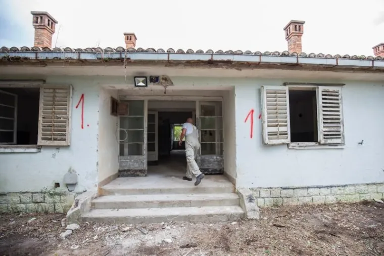 Derutne zgrade i hangari bivše vojarne na Prevlaci čiste se i uređuju kako bi bile spremne za eventualni prihvat izbjeglica, krenu li oni tzv. južnom rutom.