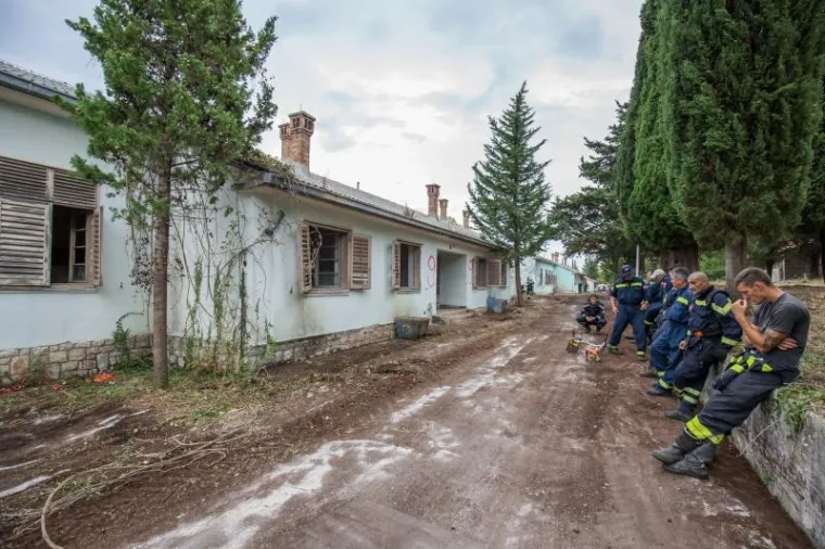 Derutne zgrade i hangari bivše vojarne na Prevlaci čiste se i uređuju kako bi bile spremne za eventualni prihvat izbjeglica, krenu li oni tzv. južnom rutom.