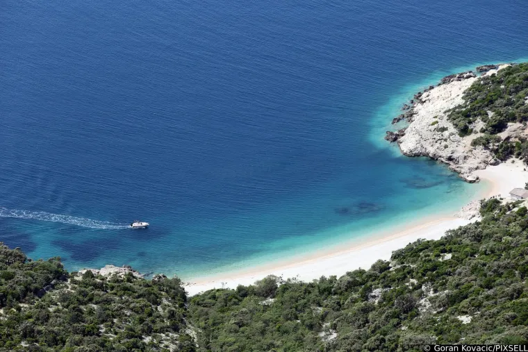 Turisti dolaze istraživati uske ulice, posjećuju povijesne crkve, uživaju u tradicionalnoj mediteranskoj kuhinji i divljoj prirodi. 