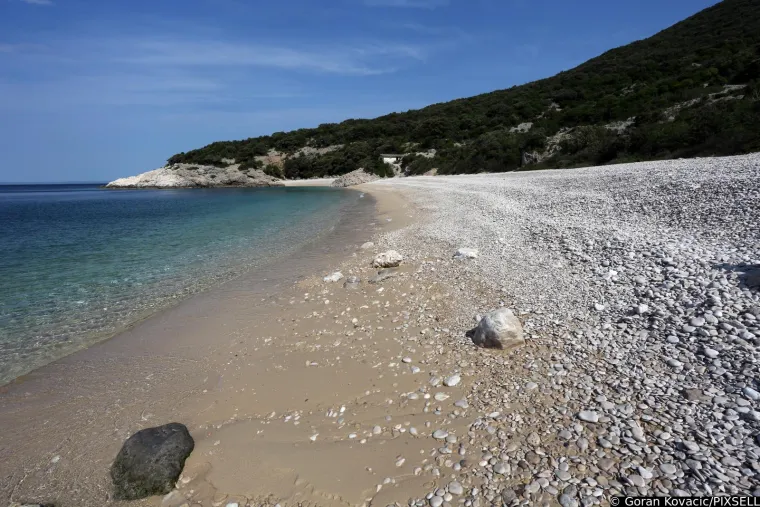 Tijekom ljetnih mjeseci, selo postaje domaćin raznih kulturnih manifestacija, uključujući glazbene koncerte i umjetničke izložbe, koje dodatno obogaćuju turističku ponudu.