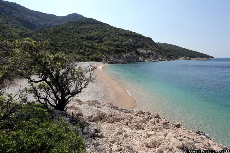 Hrvatsko selo navrh litice: Ima točno dva stanovnika i plažu dostojnu Maldiva