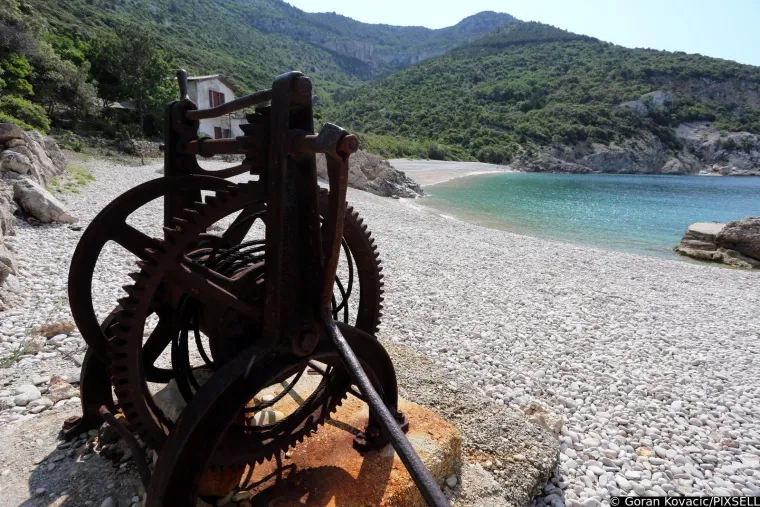 Hrvatsko selo navrh litice: Ima točno dva stanovnika i plažu dostojnu Maldiva