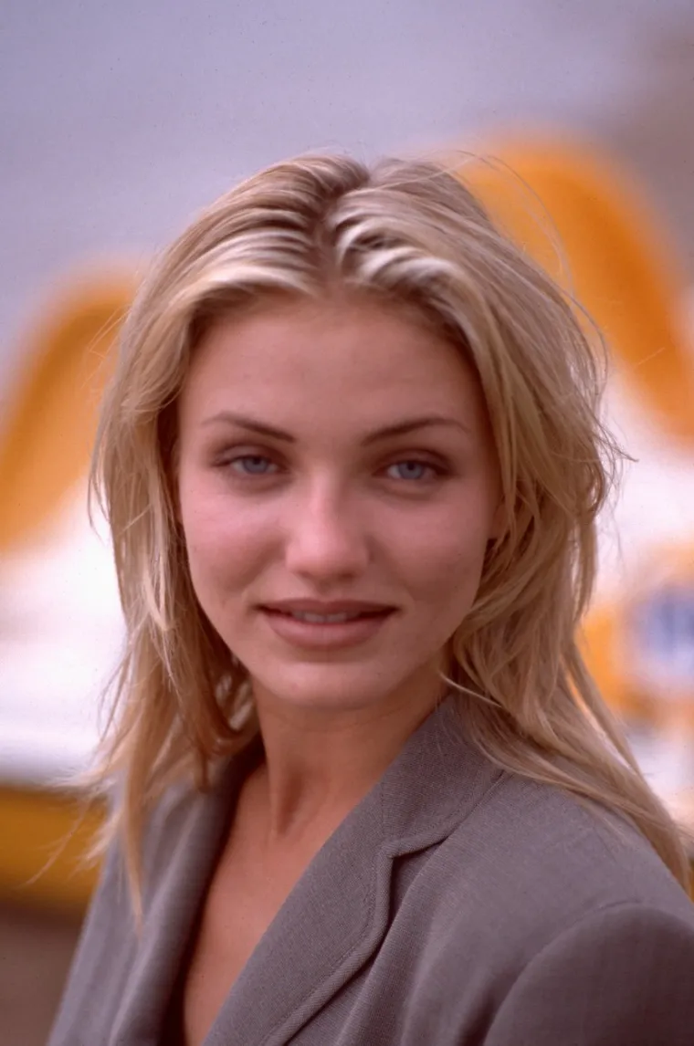 5. Cameron Diaz: Još od svoje 16. godine radila je kao model, a šira ju je publika upoznala naon uloge u filmu &quot;Maska&quot; 1994. godine. Uslijedili su još neki filmski hitovi, od kojih su svakako najpoznatiji &quot;Charlijevi anđeli&quot;. No, prije pojavljivanja na velikom platnu, Diaz je sudjelovala na snimanju S&amp;M videa i fotografija. Nekoliko godina kasnije, kad je već bila poznata glumica, kontaktirao ju je fotograf John Rutter. Od nje je zatražio 3,5 milijuna dolara i zaprijetio javnim objavljivanjem &quot;spornih&quot; fotografija ukoliko ne dobije novac. Cameron ga je tužila, a fotografije su iscurile na rusku web stranicu pod naslovom &quot;Ona nije anđeo&quot;. Rutter je zbog objave fotografija osuđen na tri godine zatvora. 