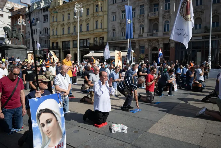 Prosvjednici stali nasuprot moliteljima: 'Rađat ću kad i ako želim'